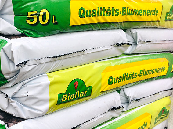 Erden und Duenger Gluecksgarten